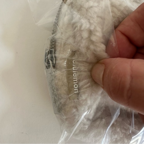 NWT Lululemon Everywhere Belt Bag Crossbody 1L Fleece Sherpa Ivory/Trench Beige - Picture 10 of 11
